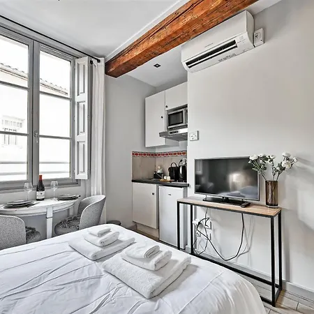 Apartment Au Coeur Des Papes, Dans Batisse De Charme & En Coeur De *