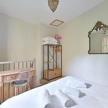 Au Coeur Des Papes, Dans Batisse De Charme & En Coeur De Apartment
