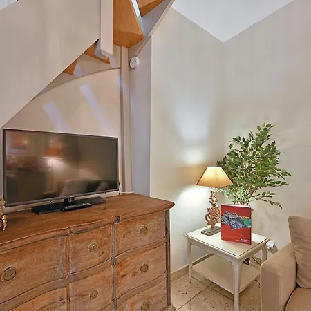 Apartment Au Coeur Des Papes, Dans Batisse De Charme & En Coeur De