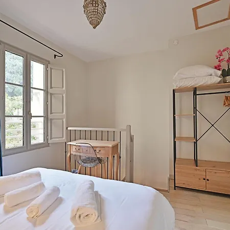 Au Coeur Des Papes, Dans Batisse De Charme & En Coeur De Apartment
